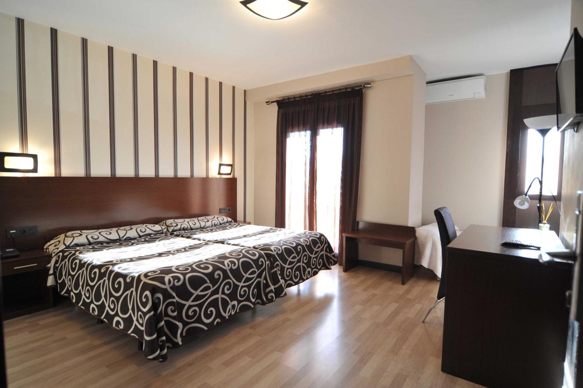 Hotel Ciudad De Plasencia Esterno foto